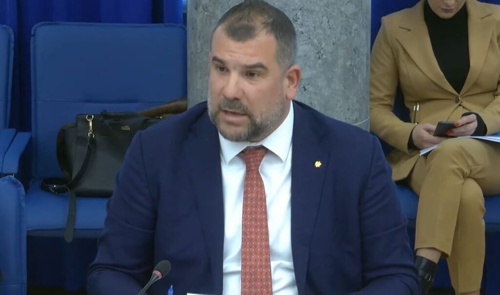 (VIDEO) Krapović: Uoči izbora 2020. iz vojnih magacina podijeljeno 215 automata i 44.500 metaka