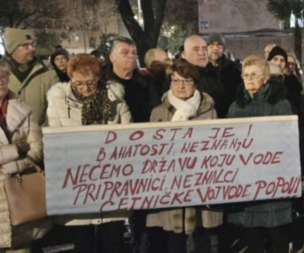 (VIDEO) Uvrede na protestu: Svi iz MUP-a neka p… skupa