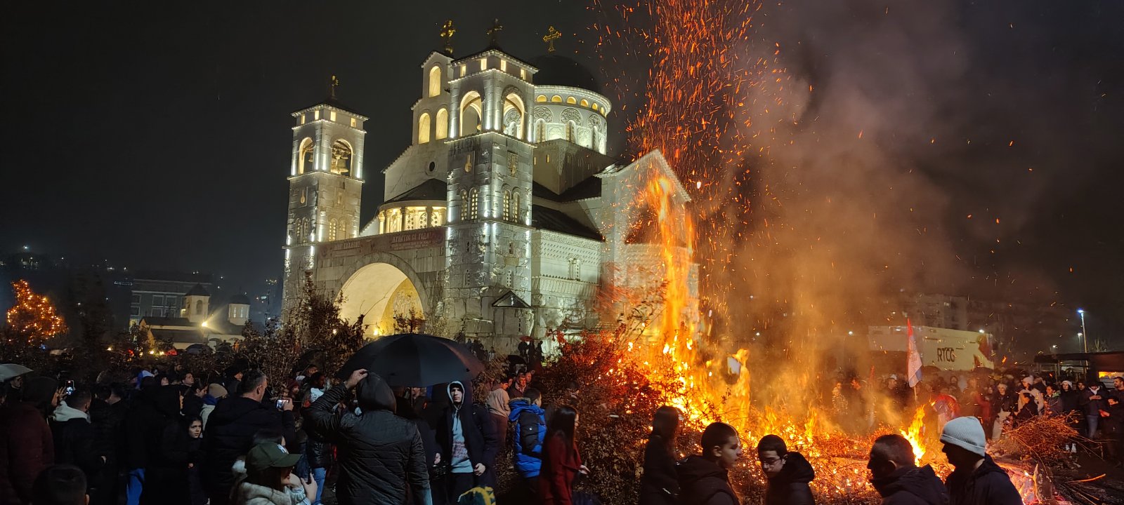 (VIDEO) Nalaganje badnjaka ispred Sabornog hrama Hristovog Vaskrsenja