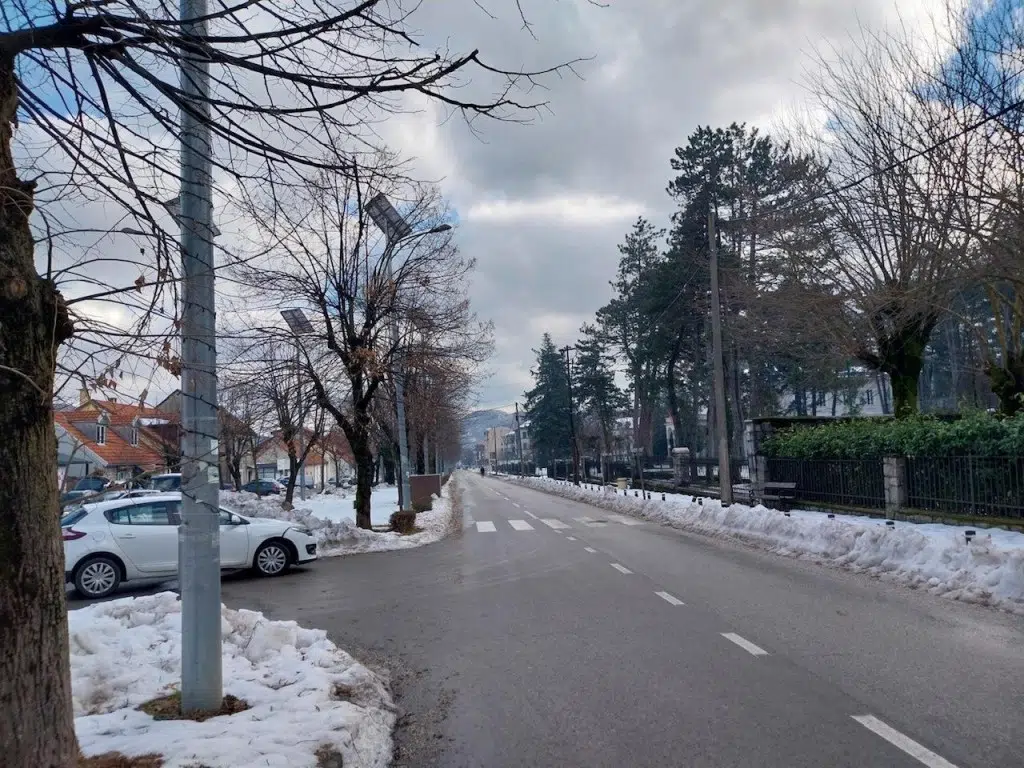 (VIDEO) Na Cetinju muk i tišina: Policija i novinarske ekipe na ulicama pustog grada