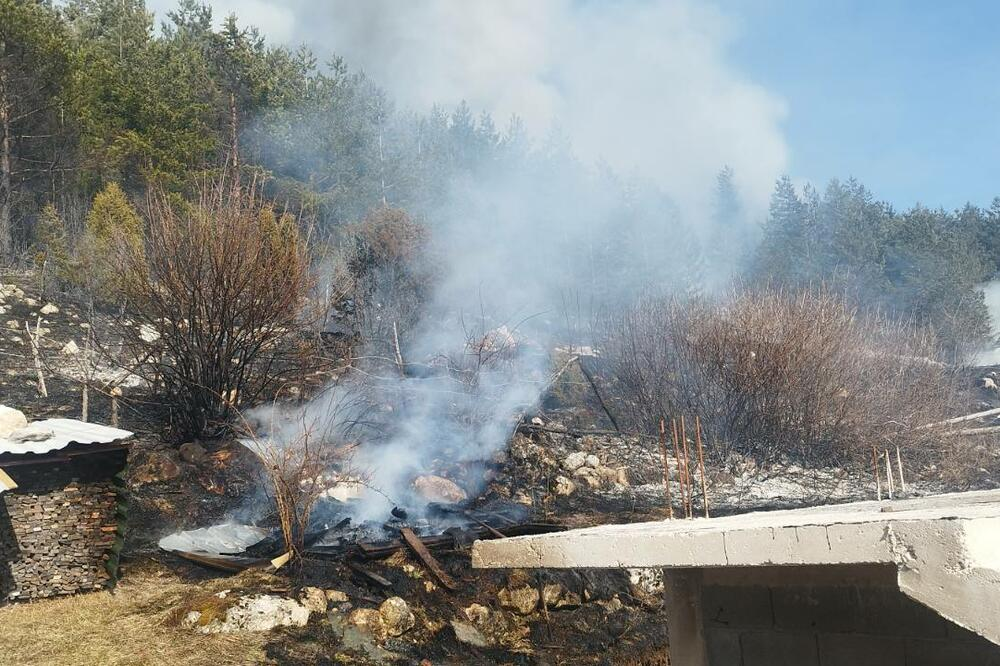 Požar na Žabljaku i dalje aktivan, vatrogasci i zaposleni u NP Durmitor čekaju pomoć MUP-a iz vazduha