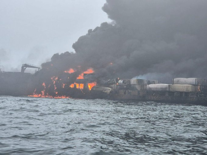 Sudarili se naftni tanker i teretni brod, buknuo veliki požar