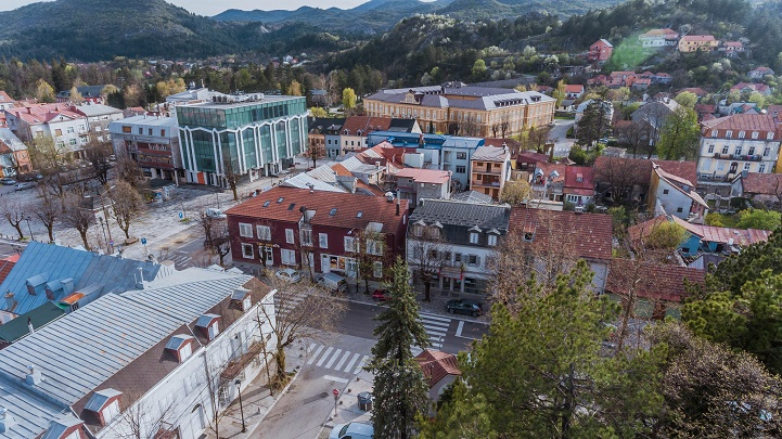 Cetinje: Komšinica oborila ženu na beton i udarala je, pa pustila psa na nju