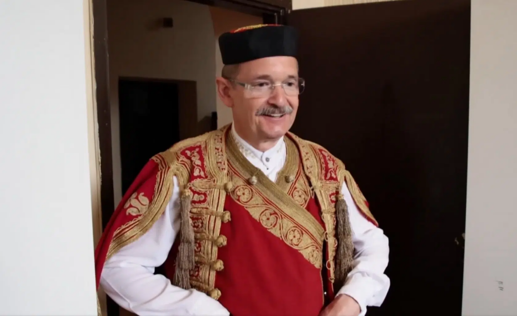 Felten čestitao Dan nezavisnosti u narodnoj nošnji i zaigrao crnogorsko oro