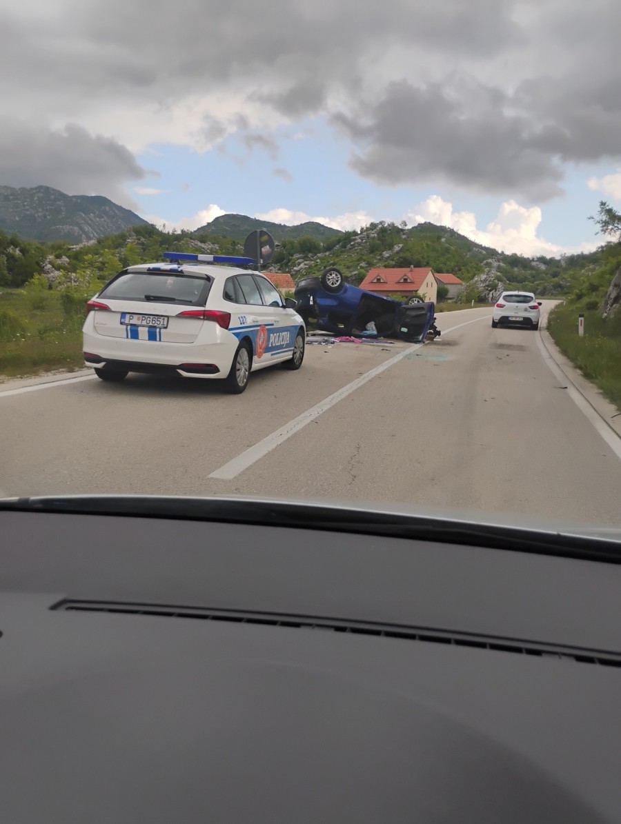 Saobraćajna nezgoda između Dragalja i Grahova, automobil završio na krovu
