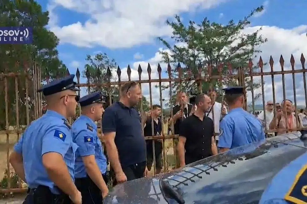 (VIDEO) Na Gazimestanu privedeno više osoba, a u Gračanici uhapšen organizator hodočasničkog putovanja