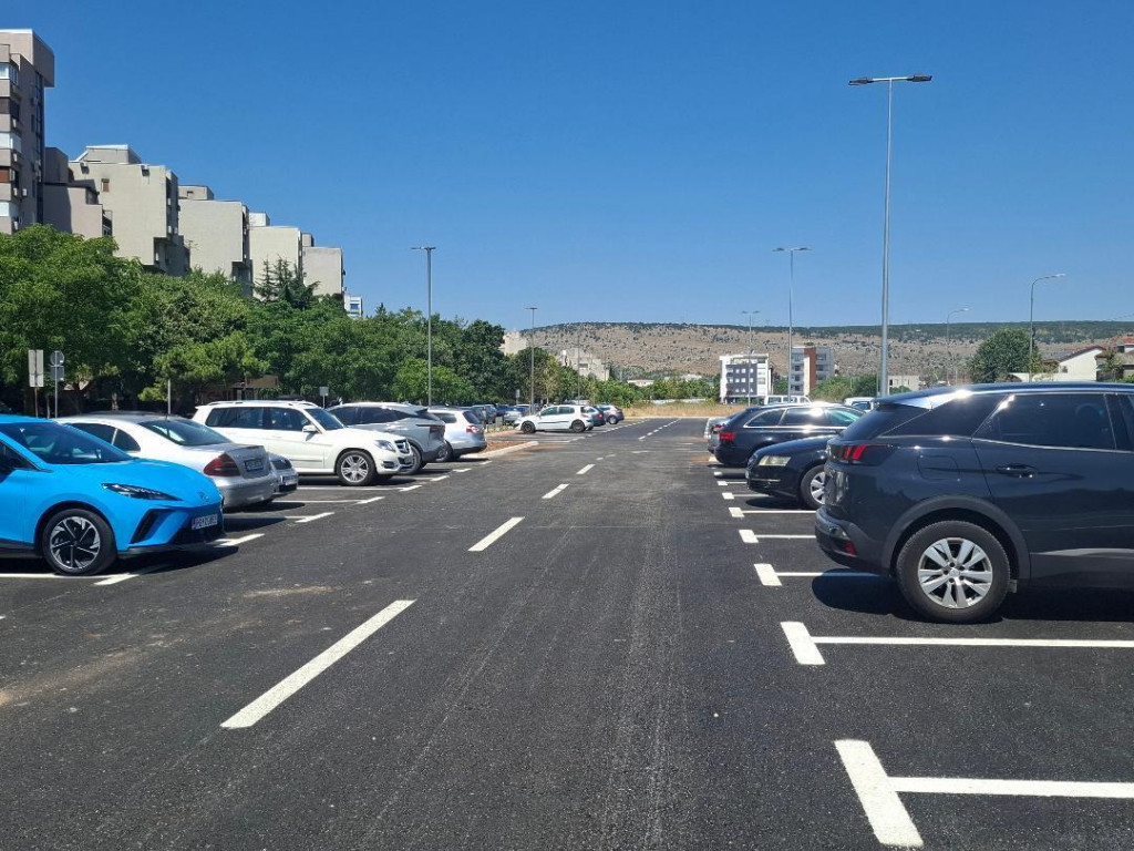 Parking kod Bazara besplatan do 1. septembra