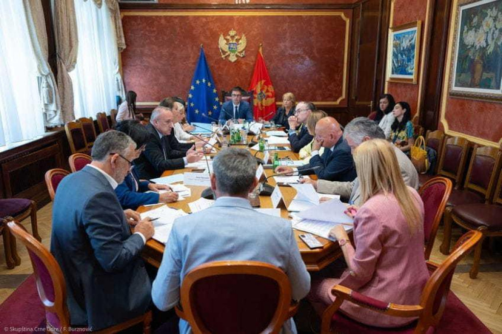 Nastavnici u učionici kao pantomimičari