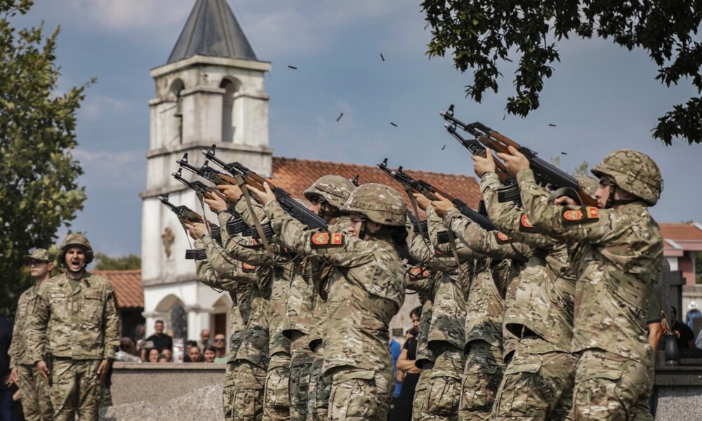 Sahranjen Dejan Božović, Vojska se oprostila uz počasnu paljbu