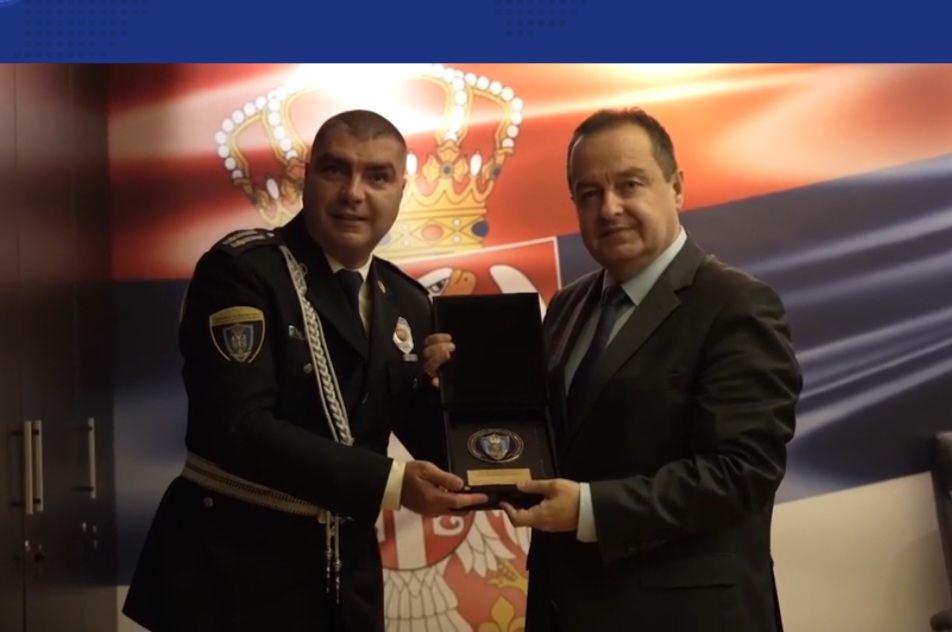 Ko je čovjek koji studentkinji prijeti silovanjem: Od prodavaca luksuznih automobila do potpukovnika policije