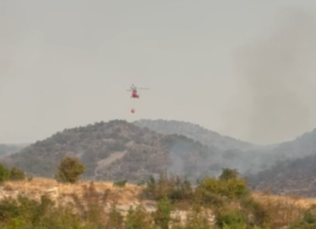 Hrabrost i ljudskost ne poznaje granice: Helikopter iz Srbije gasi požar kod Tuzi (VIDEO)