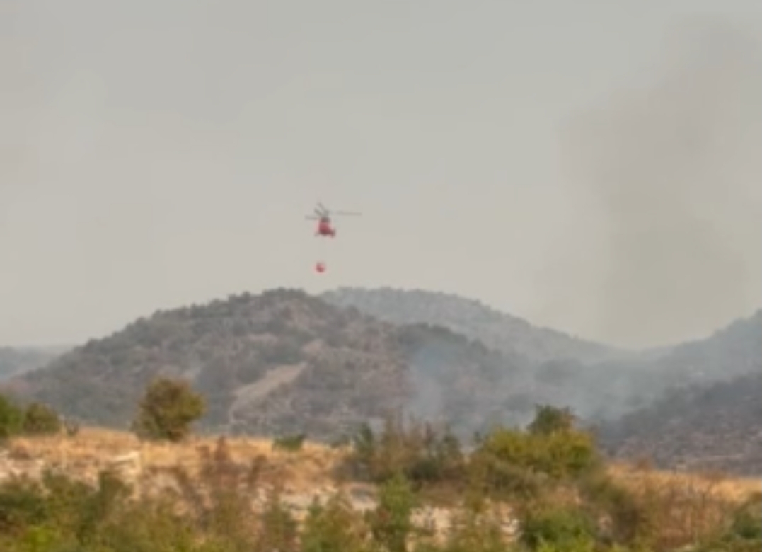 Hrabrost i ljudskost ne poznaje granice: Helikopter iz Srbije gasi požar kod Tuzi (VIDEO)