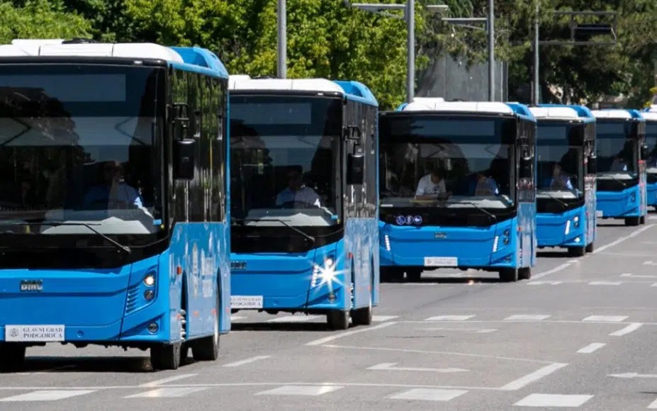 Podgorica: Radnici linijskog prevoza spasili bebu koja je bila zaglavljena u automobilu