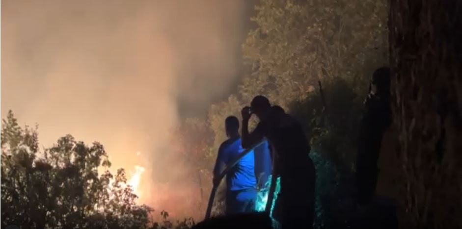 Vatrogasci i volonteri brane objekte u piperskom selu Radeća
