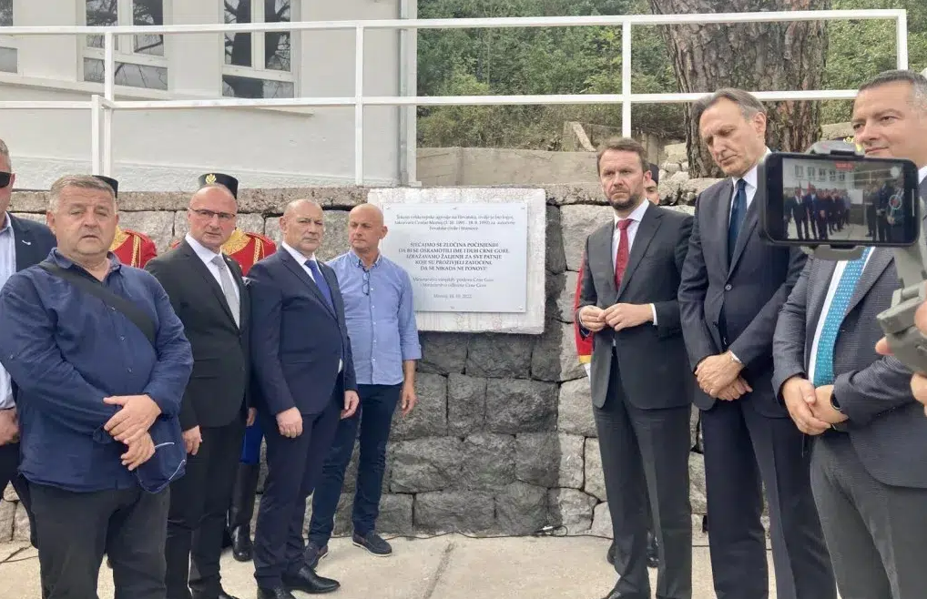 Sporno spomen-obilježje u Morinju i dalje opstaje: Nezakonitu ploču ne uklanjaju tri godine