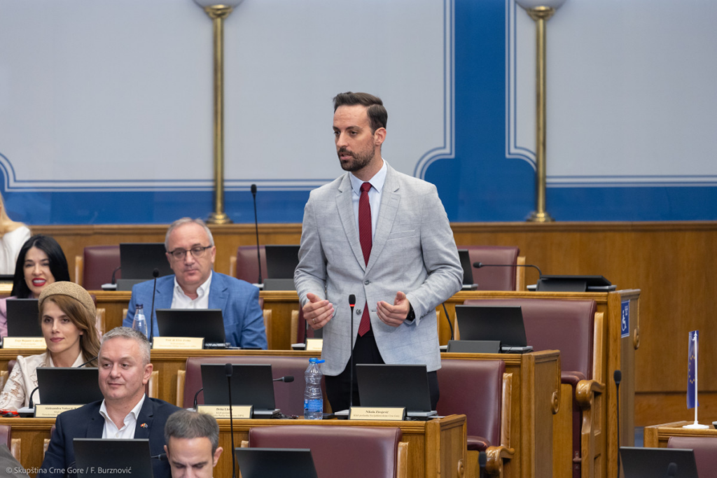 Zirojević ljut na Vesnu Medenicu: Dok se kralo i drmalo klicalo se „E viva“, sad neki trče Joanikiju pod skute