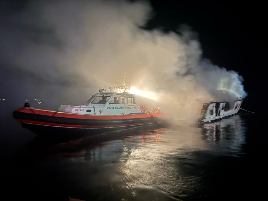 UPSUL: Ugašen požar na jahti u Luci Budva i spriječeno zagađenje mora