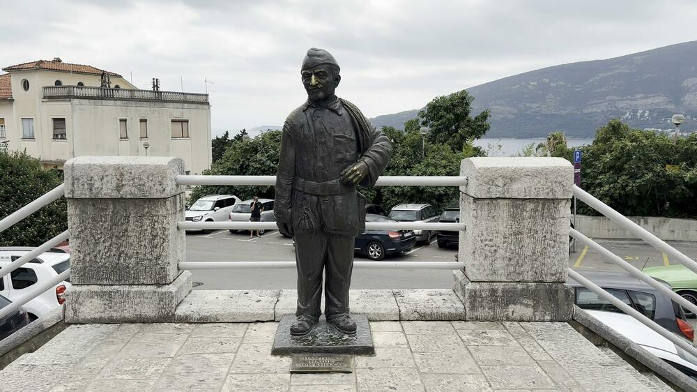 Herceg Novi: Po nalogu inspekcije uklonjen spomenik Rudolfu Karužiću Njunju