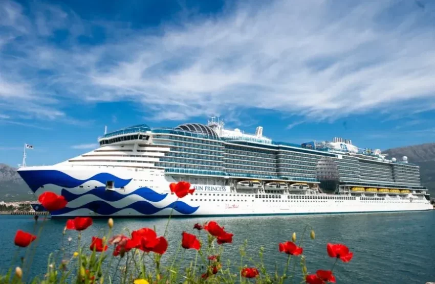Preko 6.000 putnika doputovalo megakruzerom „Sun Princess“ u Bar, angažovano oko 70 autobusa