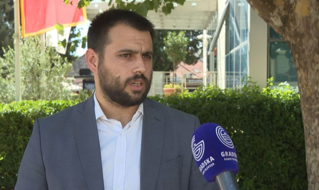 Vešović: U septembru dva konkursa za prvake i osnovce čije su porodice korisnici materijalnog obezbjeđenja