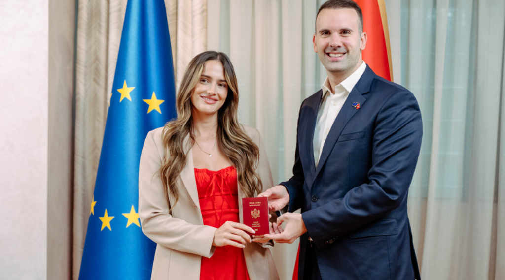 Spajić uručio pasoš Melisi Balić: Crna Gora raširenih ruku čeka svu svoju djecu