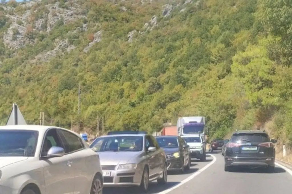 Udes kod Vranjine: Stvorene kolone, saobraća se otežano