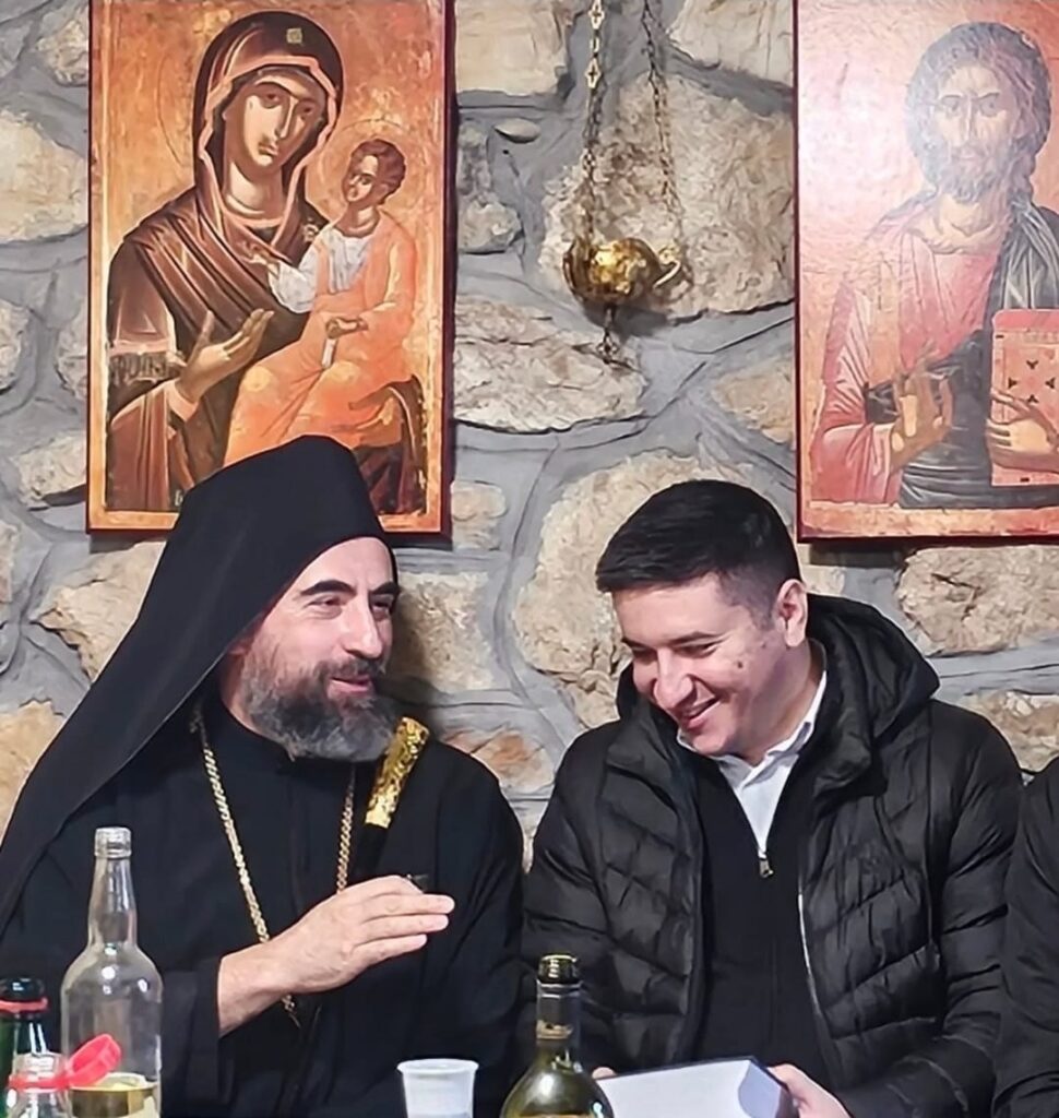 Episkop između oltara i politike